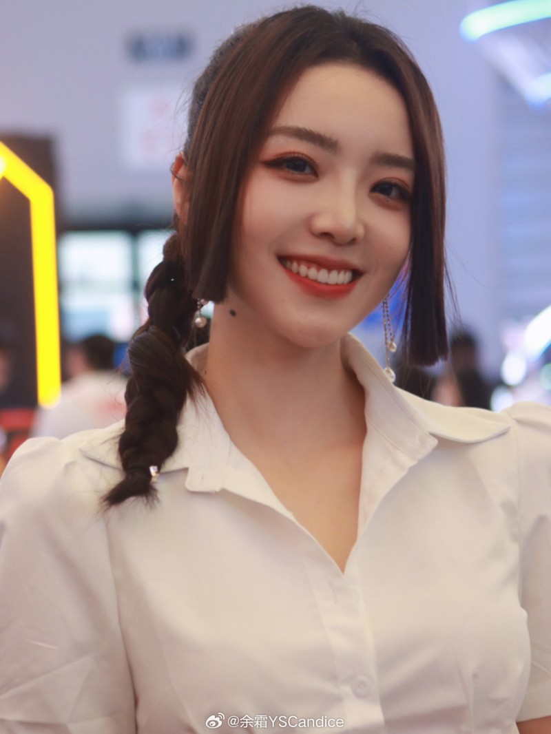 女主持人余霜分享工作照：短发公主切发型+OL职业装有点意思?