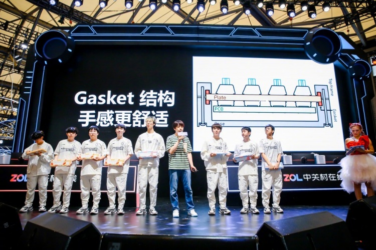 iG分享队员休赛期参加活动照片：选手站位复刻手机信号强度表?