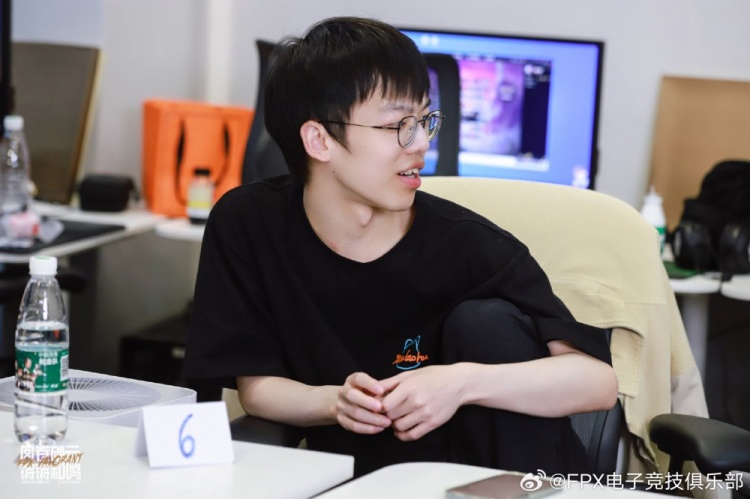 FPX晒团建返图：桌游高手 林炜翔