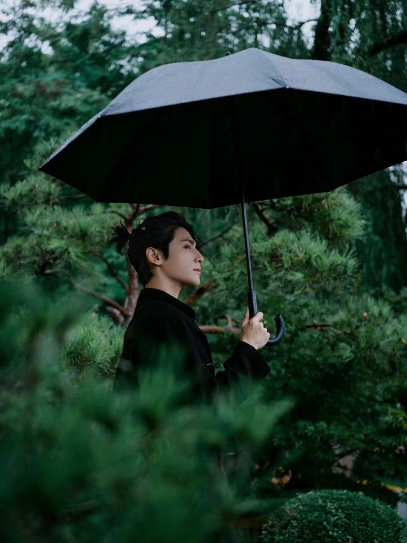 我承认有点小帅 但和吧友仍有差距！明星召唤师罗云熙晒照