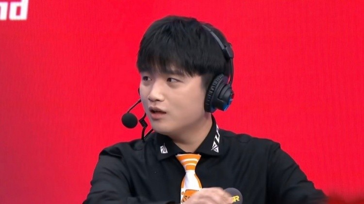 微笑：我再次重申Doinb 你不许去下路越塔！给我一个面子