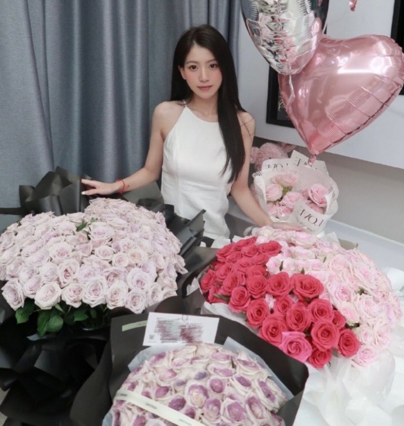 是不是Crisp送的？绯闻女友身边鲜花初拥 曾被怀疑给男方戴绿帽