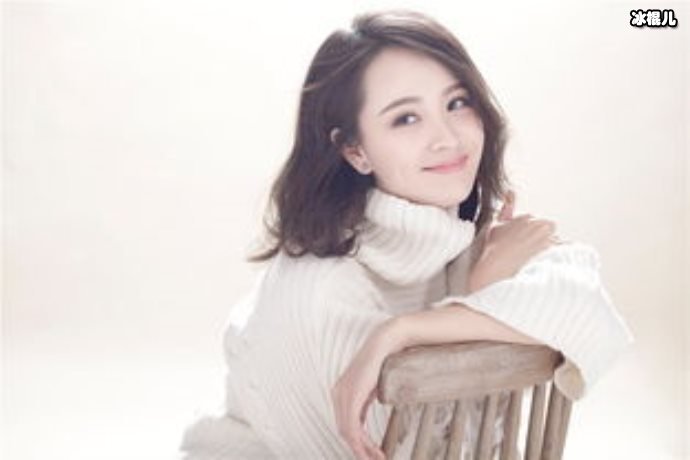 邓莎带儿子现身机场，大麟子穿迷彩羽绒服非常的显眼