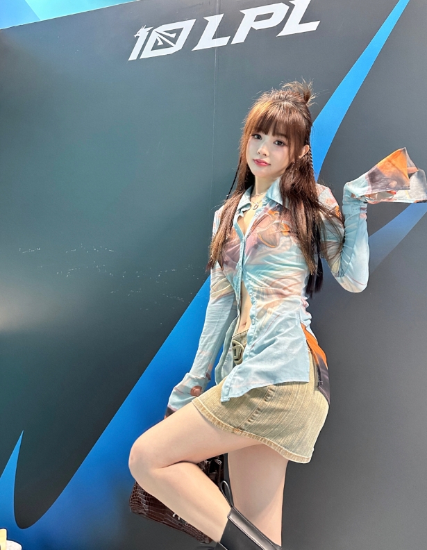 顶级腰身！糖小幽短裙长靴身材展露无遗 赛后直言Doinb好久不见~