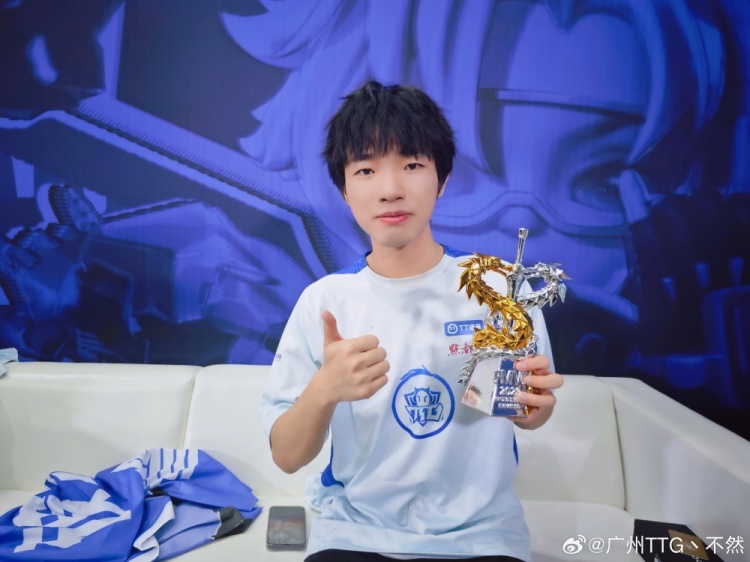 新科FMVP打野 不然发文：兄弟们都很棒 我们要一起拿更多的冠军！