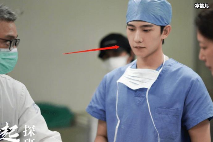 杨洋太不公平一套礼服穿全场，破损处只能用双面胶解决！