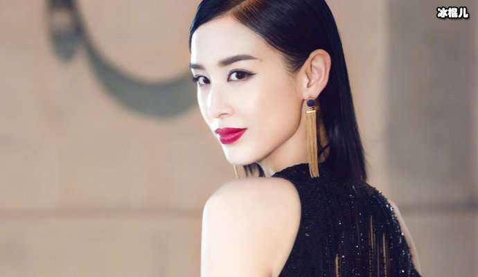 黄圣依情商太低？当着张馨予的面提前任