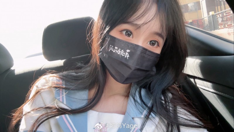 永劫无间美女主持娅鸽晒照：今年秋天的阳光还真是暖～