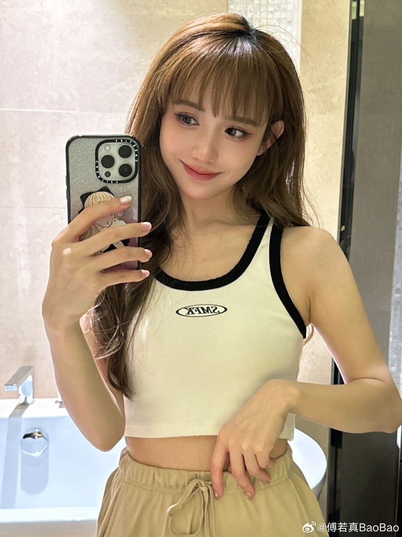 主持BaoBao晒照：明天就是总决赛了，保守预测一个WBG3:1吧
