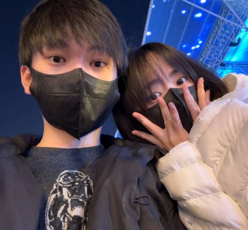 不羡鸳鸯不羡仙 羡慕哥哥每一天！JKL女友晒出两人同听五月天现场