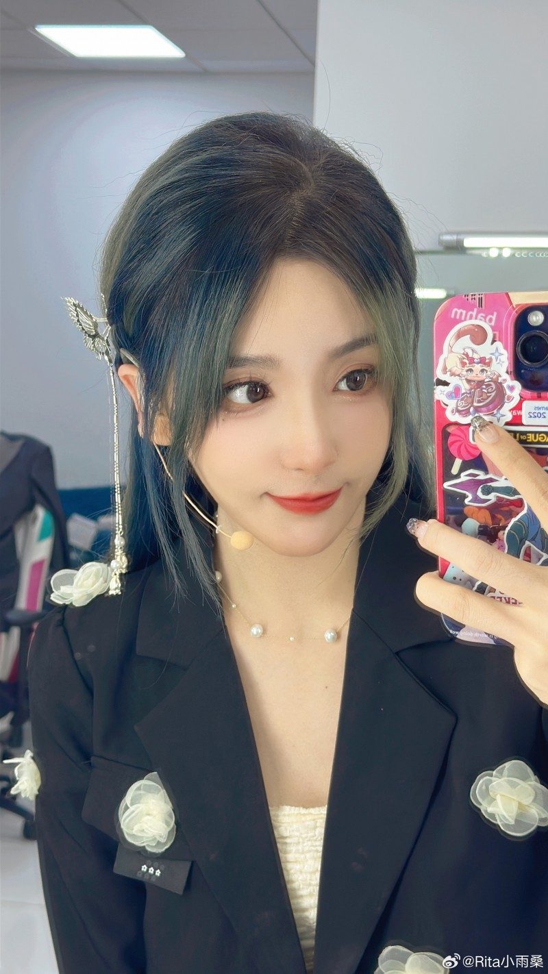 解说Rita晒照：西装制服搭配荧光绿头发 尽显肤白