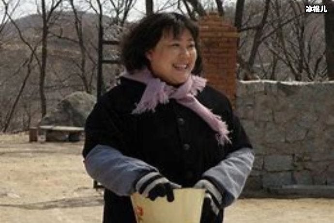 李菁菁一家高铁用餐夫妻装扮高调带同款翡翠戒指，网友：又炫富