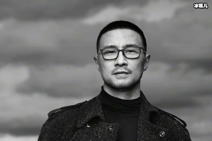 汪峰开心度过父亲节，章子怡帮忙拍照照片中里的汪峰秃顶了？