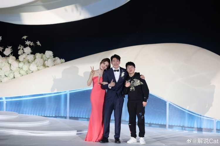 解说Cat分享与泽元余霜合照：恭喜管哥！新婚快乐