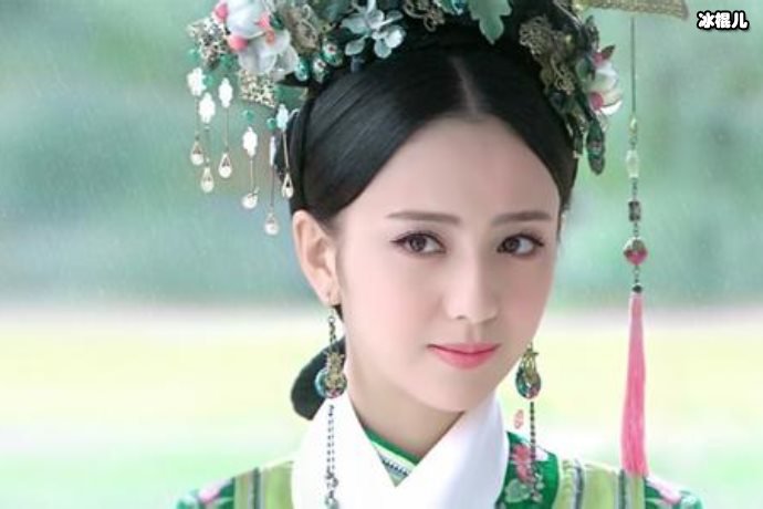 佟丽娅拍戏不忘带上儿子，收工后还要带娃