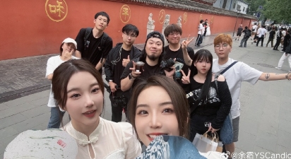 主持余霜晒照：成都街头爽吃美食 和解说Kitty梦幻联动~