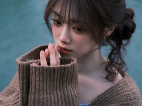 【蜗牛电竞】LPL美女主持人小钰晒照:深秋的浙传还是一如既往的美丽~
