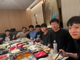 【蜗牛电竞】AL官方分享选手团建:26AL海底捞 整整齐齐