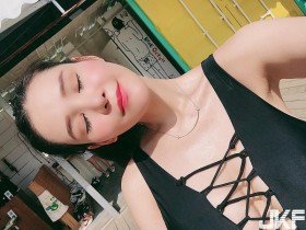 【蜗牛电竞】巨乳紋繡師「中路大開」露飽滿奶球 隱藏在線條後的「極品水滴」太完美