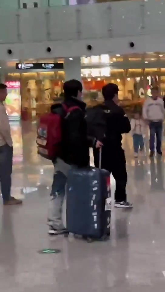 【蜗牛电竞】Doinb已抵达深圳 山鸡接机:怕你走丢