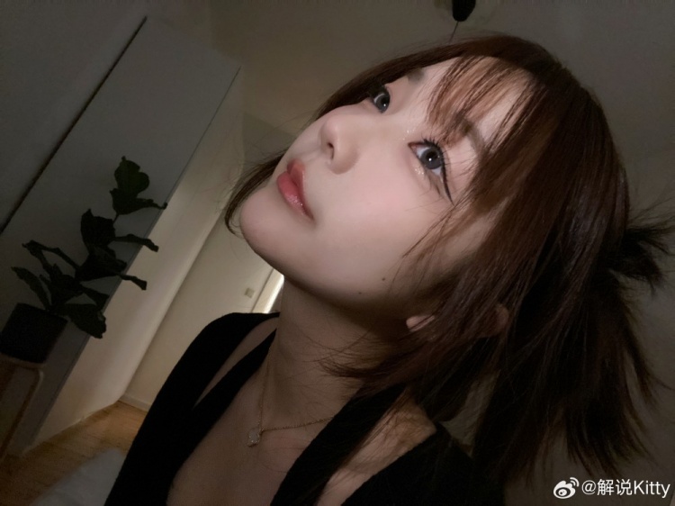 前英文流解说Kitty晒照：凑近看看🖤