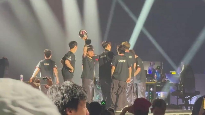 【蜗牛电竞】别哭!T1夺冠后 夺冠后iZu激动落泪