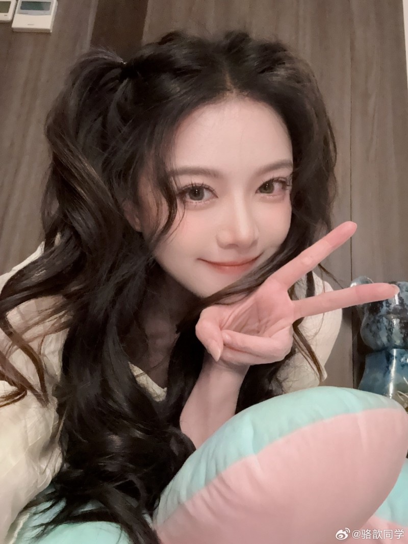 女主持人骆歆晒出自拍：纪念一下我最后的中分造型 嘿嘿😈