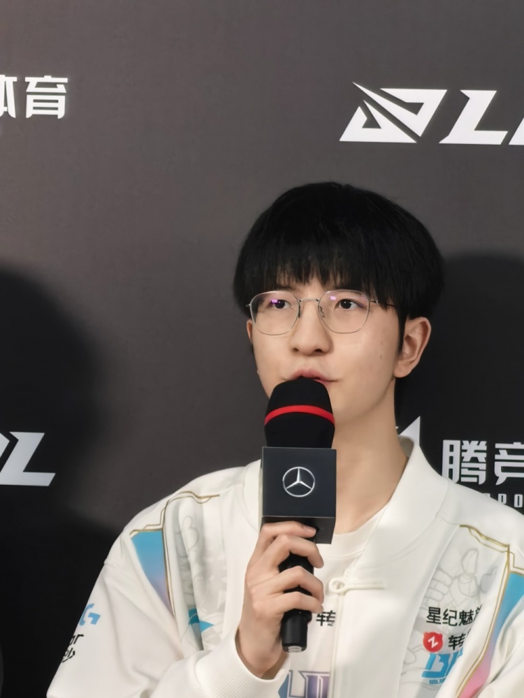 Solo赛有人闭目养神的原因找到了！Elk：待机太久被要求睡觉休息