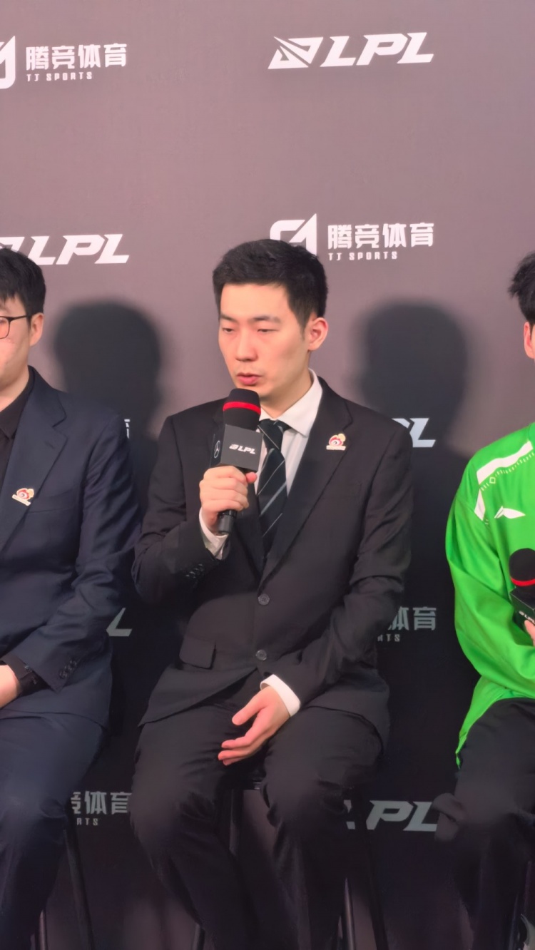 格温和蔚能同时给到对面的啊？Nofe教练：这个还要回去再商讨