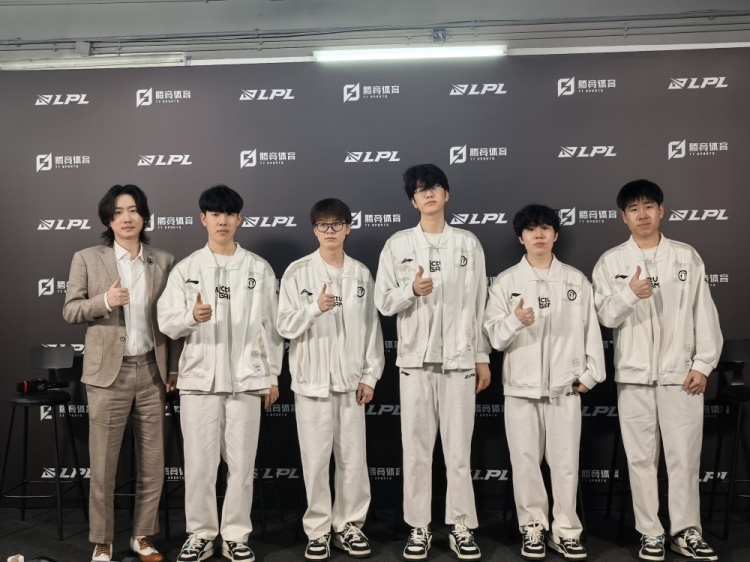 iG赛后群访 Daeny教练：要走的路还有很长 等成绩更好点再夸他们