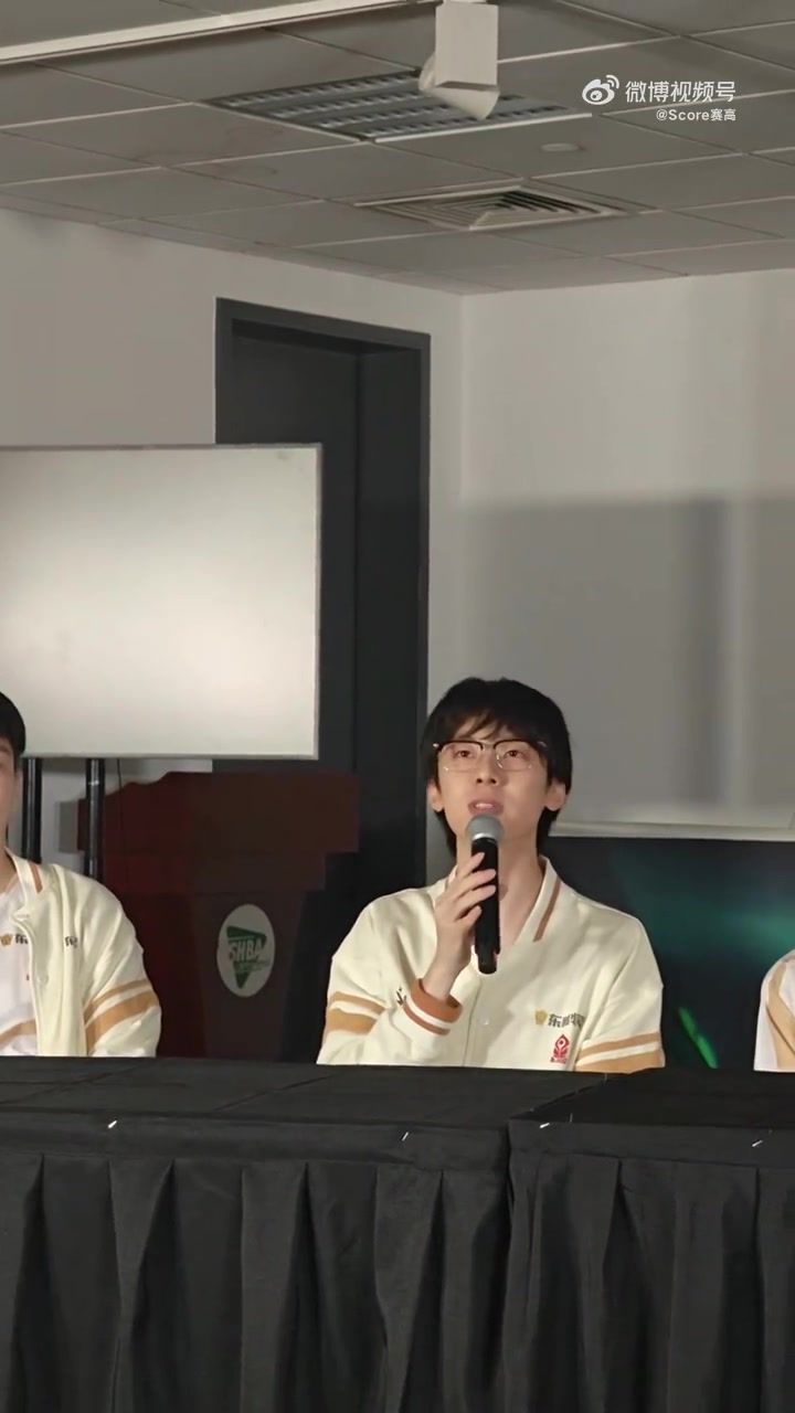【蜗牛电竞】怎么能说不会玩呢?宝蓝:小时候学过抽陀螺 现在不会玩了
