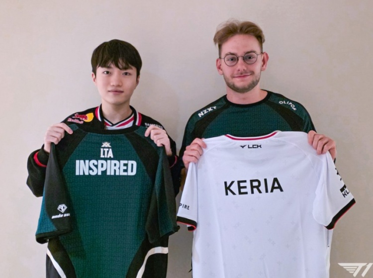 T1官方分享Keria与FLY打野Inspired交换队服，并配文：SUP🤝JUG