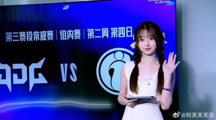 表情细节好丰富😍LPL互动女主持阿芙晒照：谁美美撤离了~
