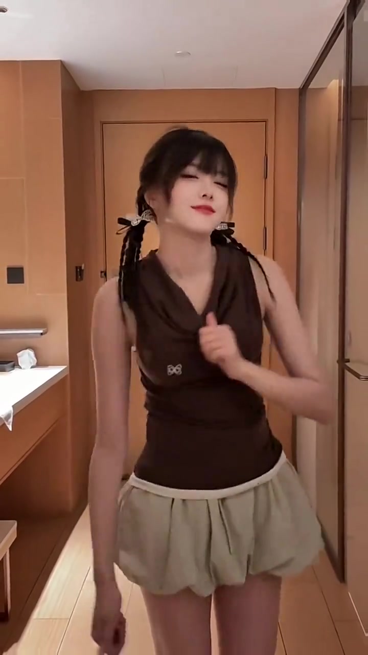 【蜗牛电竞】主持骆歆发布扫腿舞视频:出差没带那么多衣服