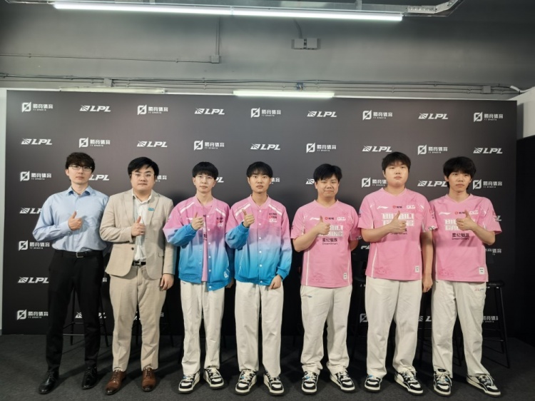BLG赛后群访 教练：下一场打TES我们会做的更好 我们会拿下胜利的