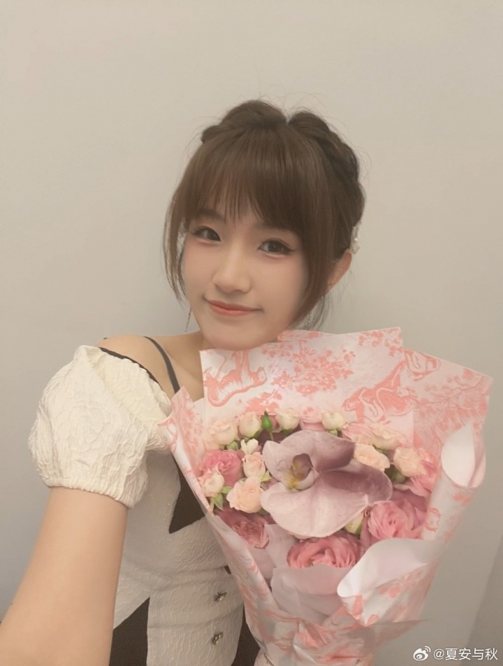 女主持人夏安晒照：谢谢米米的漂亮花儿！ 今天也是幸福安子嘿嘿
