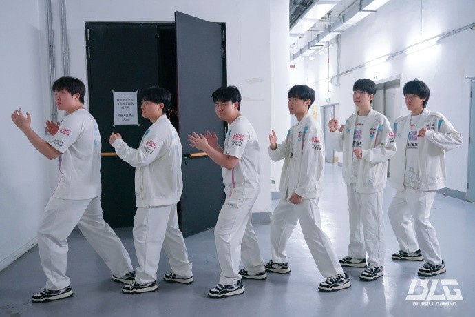 再一次相信光！BLG发布赛场合照：胜利再➕1️⃣🔥