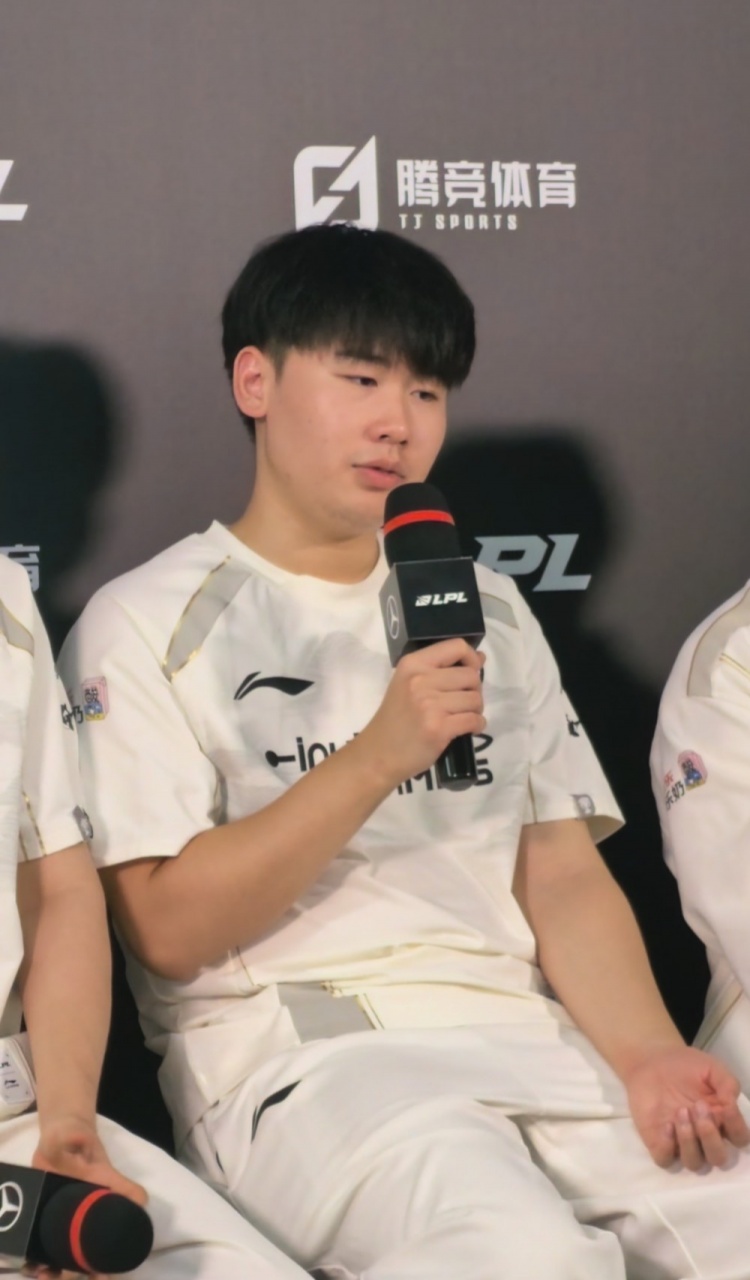 【蜗牛电竞】大伙儿想听的是这个吗?Wei:希望和BLG打出一场精彩的比赛