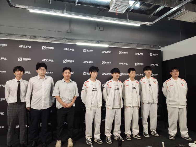 TES赛后群访 JKL：今天小规模团战打的比较好 转线运营会很轻松