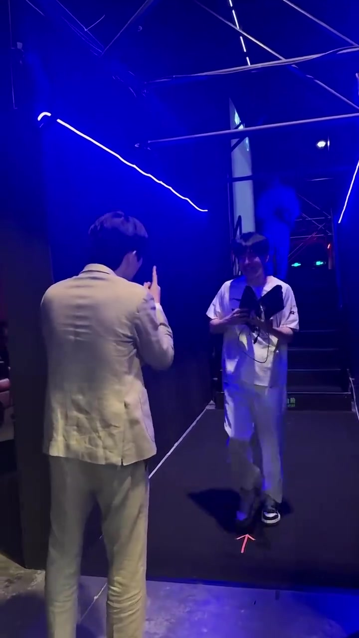 【蜗牛电竞】iG分享赛后Daeny教练等待选手的视频:大家喜笑颜开