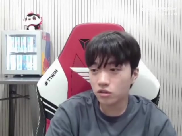 keria谈派克冠军皮肤：回城拿出一个类地图的东西 唰—”把它展开