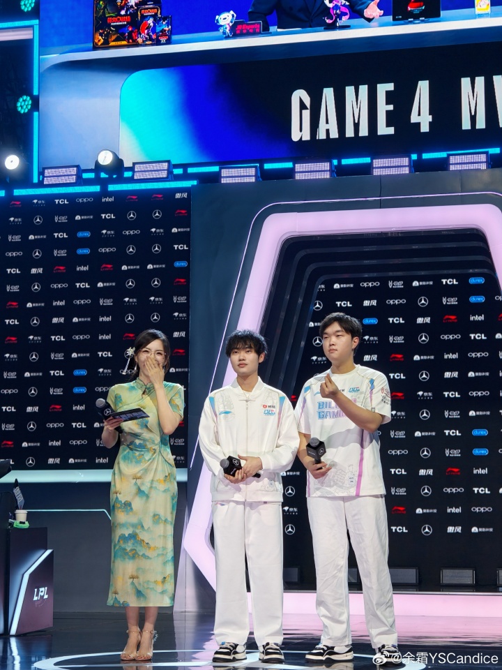 【蜗牛电竞】余霜晒出深圳现场工作照:依旧旗袍~前凸后翘梨形身材😍