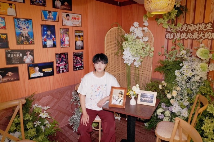 【蜗牛电竞】Fly晒照:谢谢大家准备的生日惊喜,很开心又和大家度过一个生日