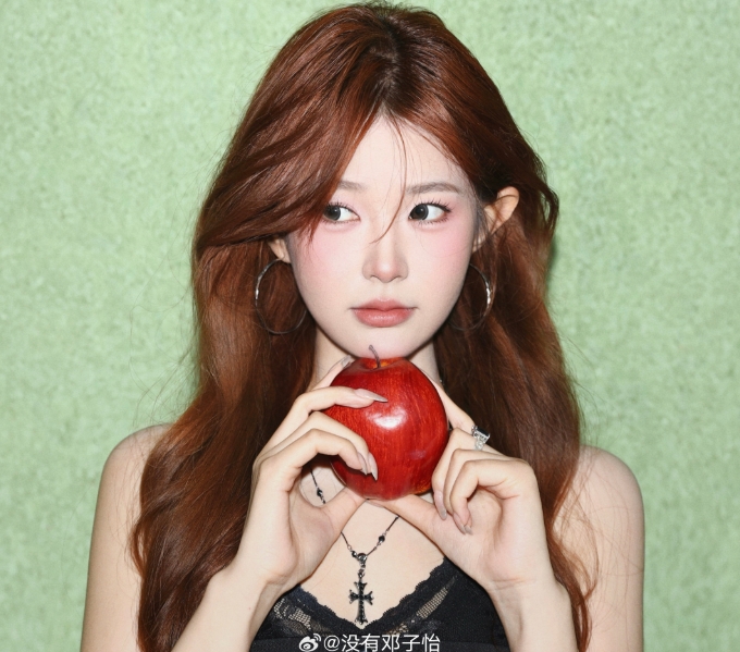 【蜗牛电竞】Meiko稳住道心!女友没有邓子怡晒照:黑色蕾丝吊带十分诱人