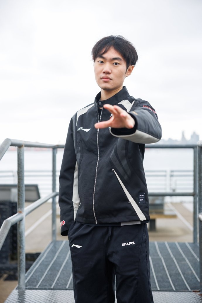 【蜗牛电竞】LOL官推分享Knight荣誉:黄金左手,六联赛冠军加一MSI冠军