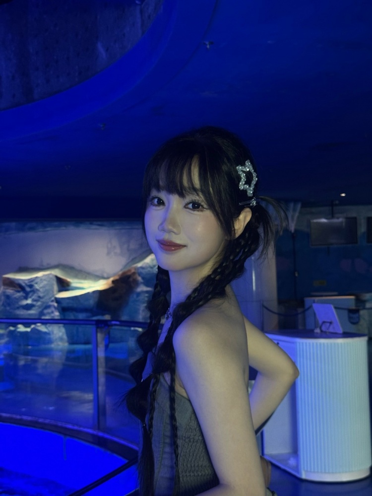 【蜗牛电竞】LPL官方主持十月分享照片:在海里沉溺🥰