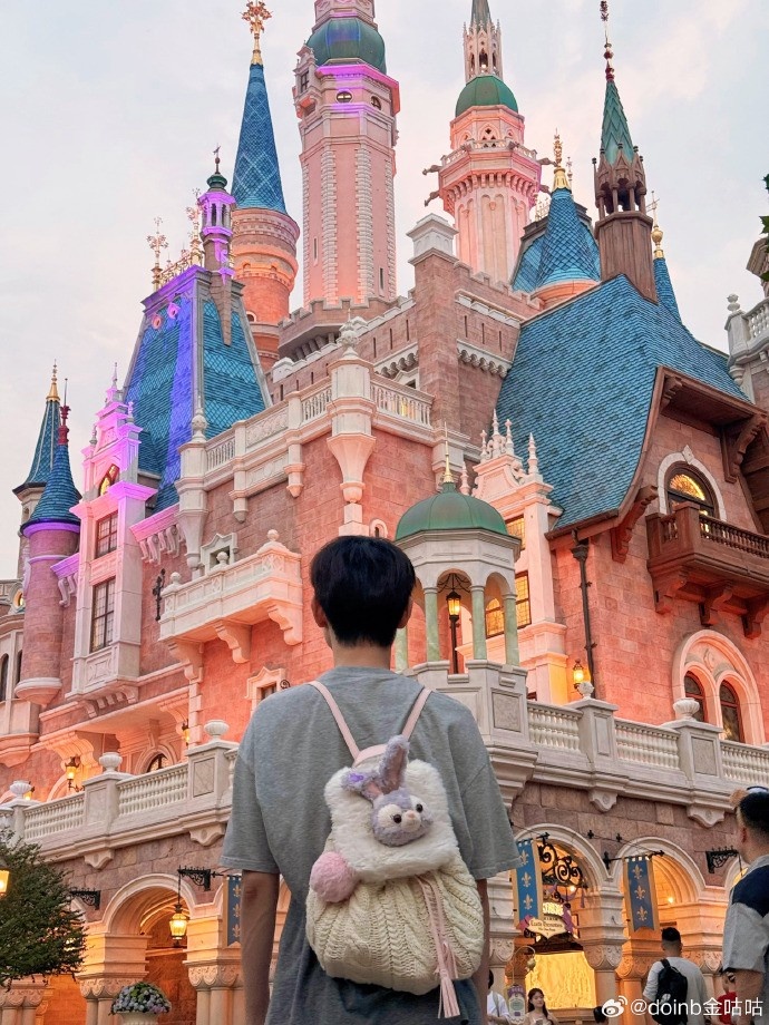 doinb分享带娃出游照：玛雅公主回家了