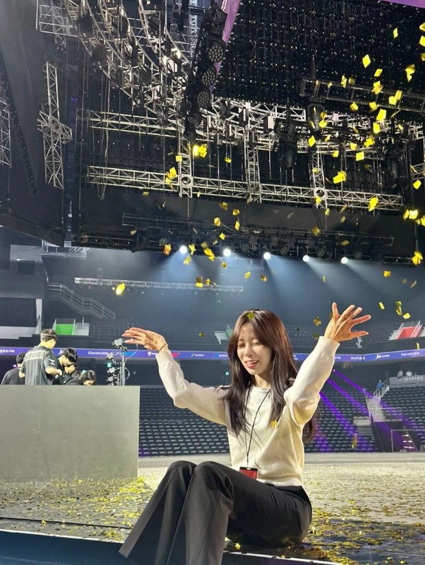 【蜗牛电竞】LCK主持人志宣分享照片并配文:恭喜GEN,2025 LCK再见啦