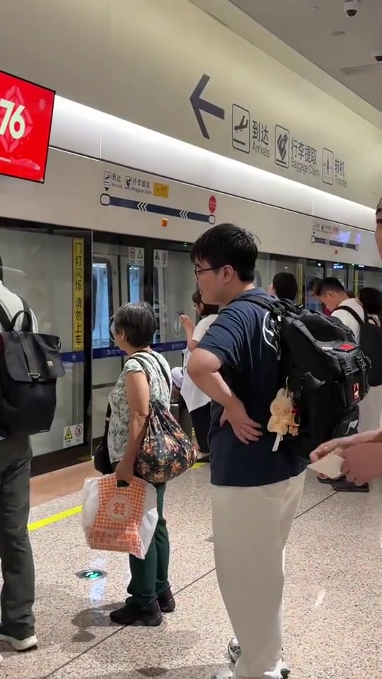 好9好9😌网友分享视频：偶遇369在机场帮助老人