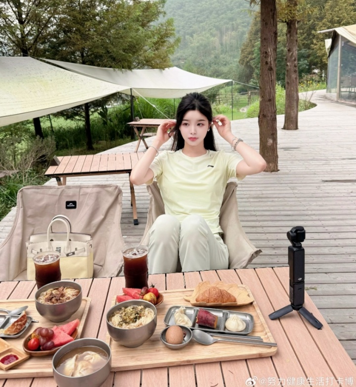 【蜗牛电竞】inb哥还没开始备战区王争霸赛?糖小幽晒露营照:全家开心野外露营享受生活